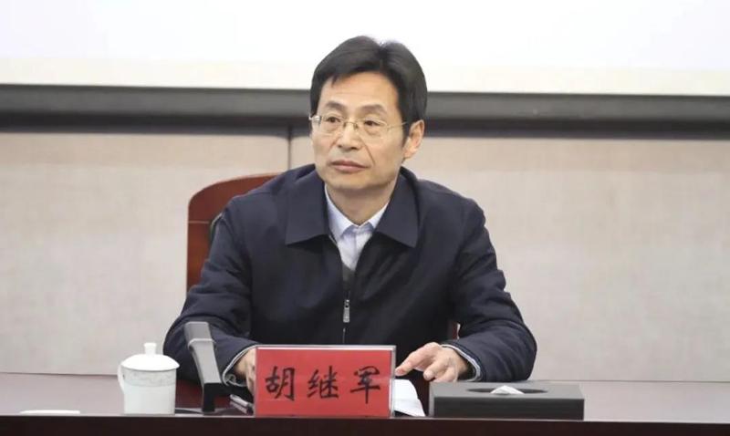 市纪委监委派驻第五纪检监察组组长胡继军出席会议,通报了近期中纪委