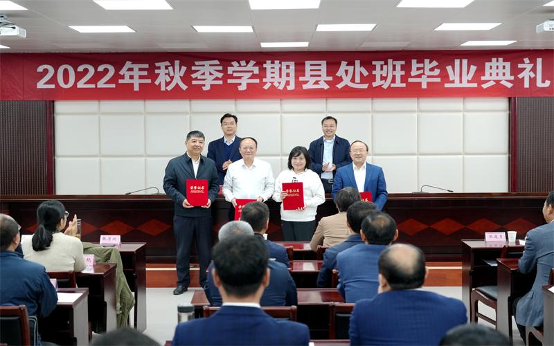 颁发荣誉证书.JPG