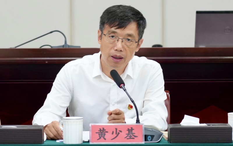 黄校长_副本.jpg