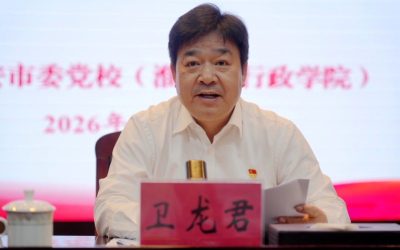 卫校长特写图_副本.jpg 卫校长特写图_副本.jpg