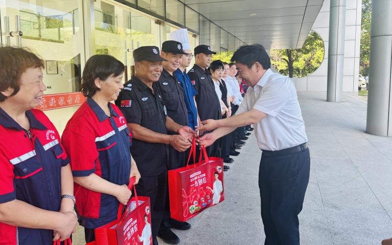 市委党校（行政学院）常务副校（院）长卫龙君开展校园安全检查并慰问第三方服务公司劳...